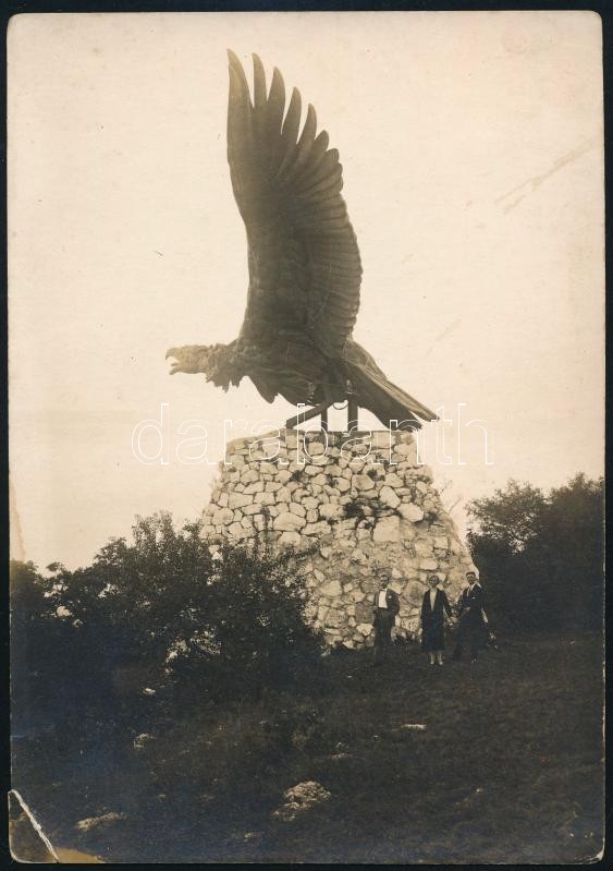 1927 Bánhida (Tatabánya), Turulmadár (millenniumi emlékmű), hátoldalán feliratozott fotó, egyik sarka sérült, ragasztott, 17x12 cm