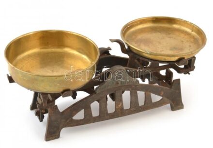 Dekoratív öntöttvas mérleg réz serpenyőkkel XX: sz. eleje. 40 cm