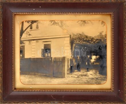 cca 1920-30 Magyar Anyakönyvi Hivatal épülete beazonosítandó kisebb Somogy megyei településen (Lábod?), vintage fotó. Dekoratív, üvegezett, sérült fakeretben. 29x39 cm