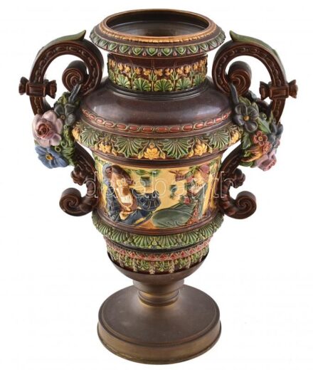 Historizáló díszváza, kerámia, fém talapzattal, kis csorbákkal, jelzés nélkül, m: 40 cm