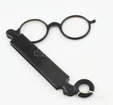 Összecsukható, hordozható cvikker, bakelit és üveg, h: 16,5 cm