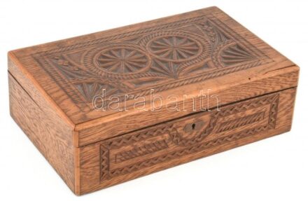 Díszes faragott fa ládika, kulcs nélkül, kisebb repedésekkel, 31x19,5x9,5 cm