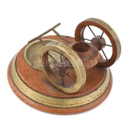 Ágyútalpat formázó asztali dísz, gyertyatartó / hamuzó, fa és fém, kopásnyomokkal, d: 15,5 cm, m: 10,5 cm