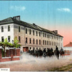 Komárom, Komárnó; Huszár laktanya. Spitzer Sándor kiadása / K.u.k. military hussar barracks