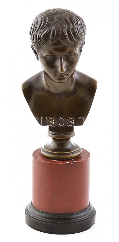 Jelzés nélkül: Férfi büszt. Öntött, patinázott bronz, műkő talapzaton, m: 28 cm