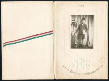 1934 'Édesanyámnak', kisfiú portréfotója, benne nemzetiszínű szalaggal, 'Hiszek Magyarország feltámadásában.' Kopott irredenta kartonmappában, 8x5 cm