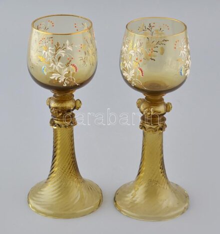 2db régi Römer pohár, fújt üveg, zománcfestett virágmotívumokkal, aranyozva, 1930 körül, alján csorbákkal, m: 19,5 cm