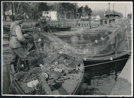 Siófok, halászháló igazítása, jelzetlen fotó, 17,5×24,5 cm