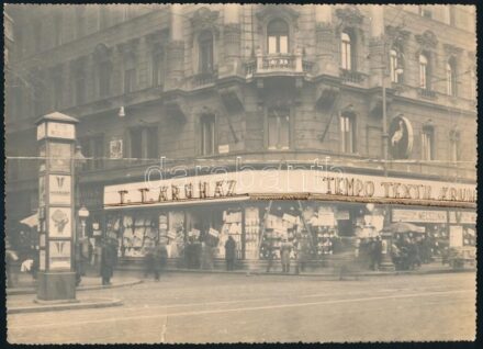 cca 1930 Budapest, Tempo Textiláruház, erősen sérült, törött fotó, 17,5×24 cm