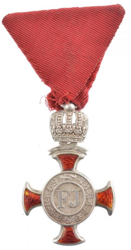 1869-1916. 'Koronás Ezüst Érdemkereszt vörös szalagon' karikán jelzett Ag kitüntetés mellszalagon, a függesztőkarikán fémjellel és 'ROZET & FISCHMEISTER WIEN' gyártói jelzéssel T:2 a medalion oldala több kis helyen sérült,