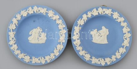 2 db Wedgwood dísztálka plasztikus figurákkal, jelzett, hibátlan, d:11 cm