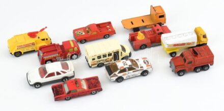 12 db matchbox, kopásokkal.