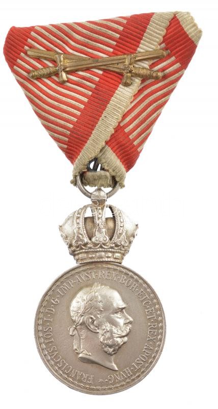 1890. 'Ezüst Katonai Érdemérem a katonai érdemkereszt szalagján kardokkal' peremen jelzett Ag kitüntetés mellszalagon T:1-,2 patina, ph / Hungary 1890. 'Silver Military Merit Medal on a war ribbon with swords' marked Ag decoration on