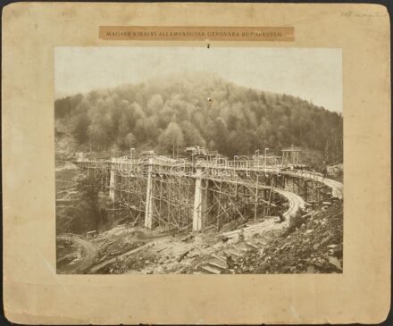 1904 Épülő vasúti híd, Nagyberezna,Magyar Királyi Államvasutak Gépgyára, kartonra ragasztott fotó, karton sérült, fotón lyukasztás, 23×29 cm
