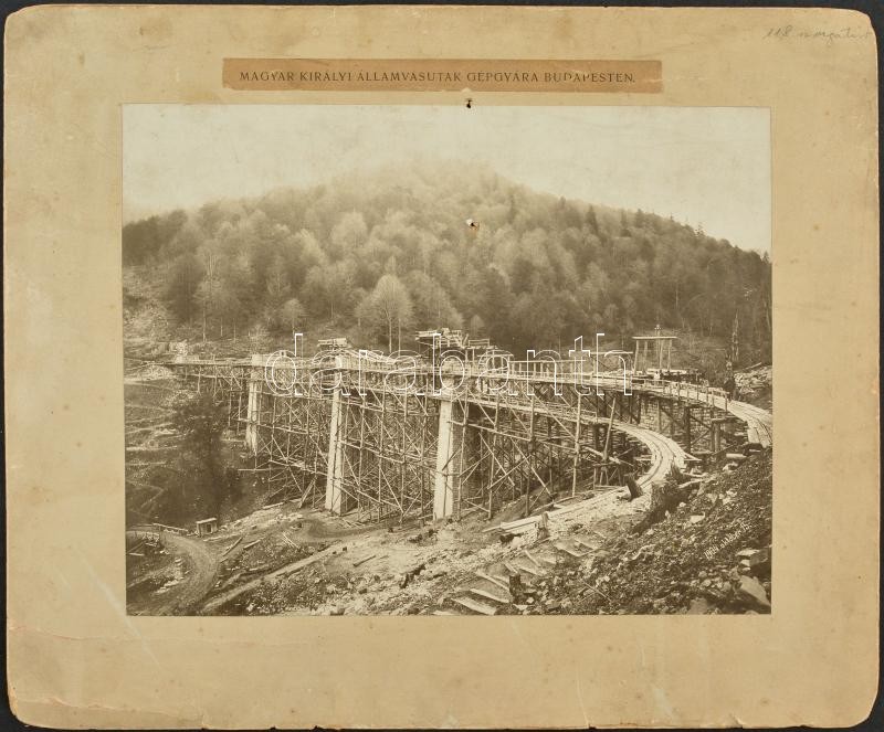 1904 Épülő vasúti híd, Nagyberezna,Magyar Királyi Államvasutak Gépgyára, kartonra ragasztott fotó, karton sérült, fotón lyukasztás, 23×29 cm