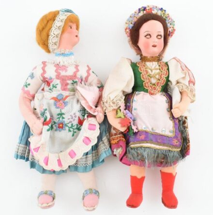Népi viseletes babák porcelán fejekkel, h: 24 cm és 25 cm
