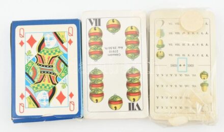 London Underground franciakártya (playing cards), London metróhálózatának képével, bontatlan pakli, eredeti dobozában + 2 bontatlan pakli retró magyarkártya, Dohány-és Ajándékbolt Vállalat ill. Magyar Gördülőcsapágy Művek