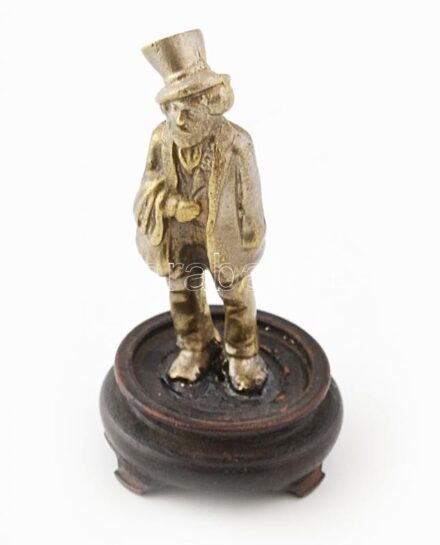 Willy Fogg mini fém szoborcska, fa talapzaton 9 cm