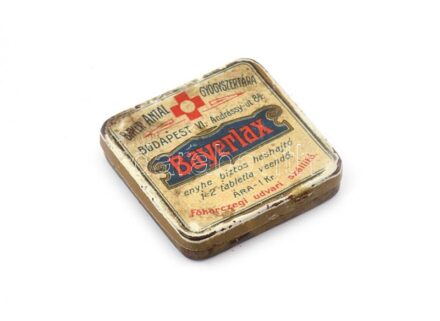 Bayer Antal gyógyszertára Bp., Andrássy út fém gyógyszeres doboz, horpadt, kopott 5,5x5,5 cm