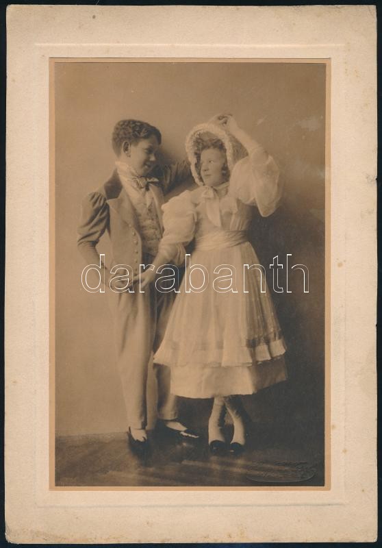 cca 1900 Gyerekek táncoló pózban, Kosel bécsi fotográfus műtermében készült vintage fotó, hidegpecséttel jelzett, kartonra kasírozva, karton széle kissé sérült, 21x13,5 cm