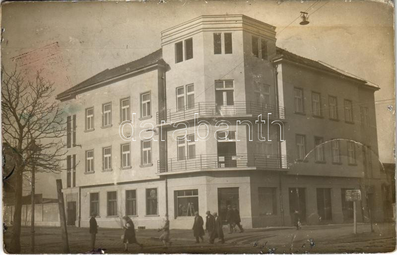 1929 Nyitra, Nitra; Dombay Edéék egyik 'jobb' saroképülete még építés közben / corner building in construction. photo