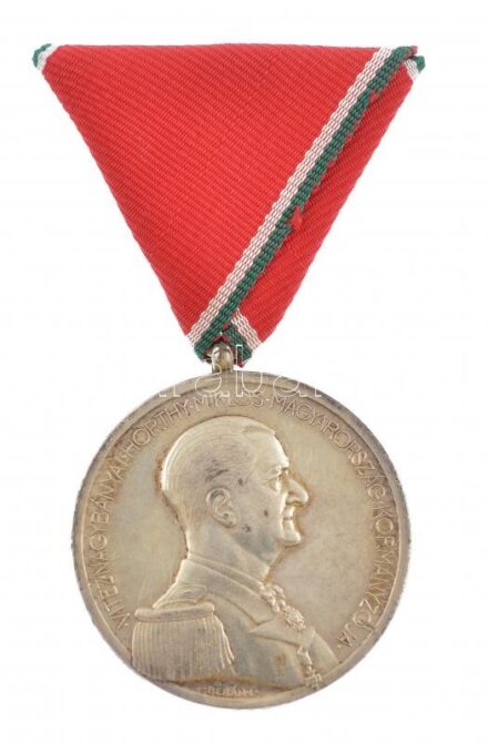 1939-1945. 'Magyar Nagy Ezüst Vitézségi Érem' ezüstözött bronz kitüntetés, fémjel nélkül, modern mellszalagon. Szign.: Berán Lajos T:2 ph. Hungary 1939-1945. 'Large Hungarian Silver Gallantry Medal' silver-plated bronze decoration,