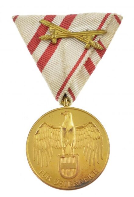 Ausztria 1932. 'Osztrák Háborús Emlékérem' bronz emlékérem modern mellszalagon T:1- patina Austria 1932. 'Great War Commemorative Medal' bronze decoration with modern ribbon T:AU patina