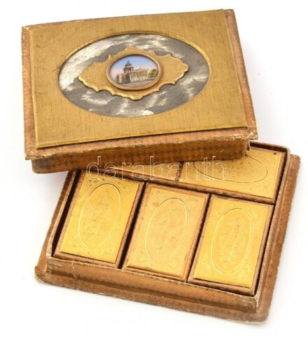 cca 1870 Souvenir felratú dekoratív dobozka benne kisebb dobozokkal, benne kis csomagolt tűcsomagokkal. Karton, zománcozott miniatúrával. 11x10 cm