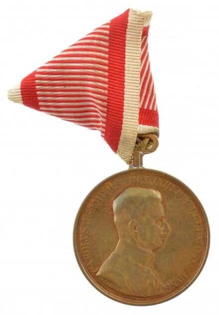 1917. 'Tiszti Arany Vitézségi Érem' korabeli, öntött, aranyozott bronz kitüntetés, nyeles ovális füllel, peremen 'BRONZ MMA' beütéssel, modern mellszalagon T:2- / Hungary 1917. 'Golden Gallantry Medal for Officiers' contemporary (WWI)