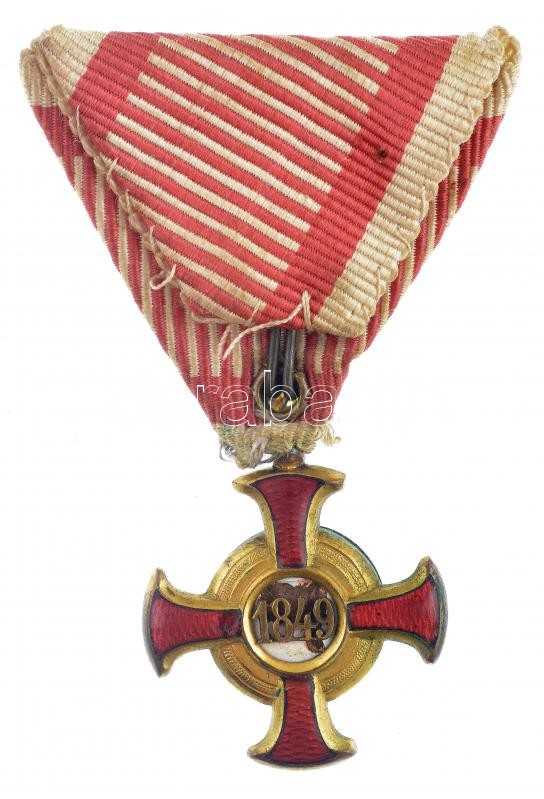 1869-1914. 'Arany Érdemkereszt' aranyozott, zománcozott bronz kitüntetés 'MAYERS SÖH - IN WIEN' gyártó jelzéssel és csillag beütéssel, eredeti szalagon, kardokkal T:2 zománchibák Hungary 1869-1914. 'Golden Merit Cross' gilt, enamelled - Image 2