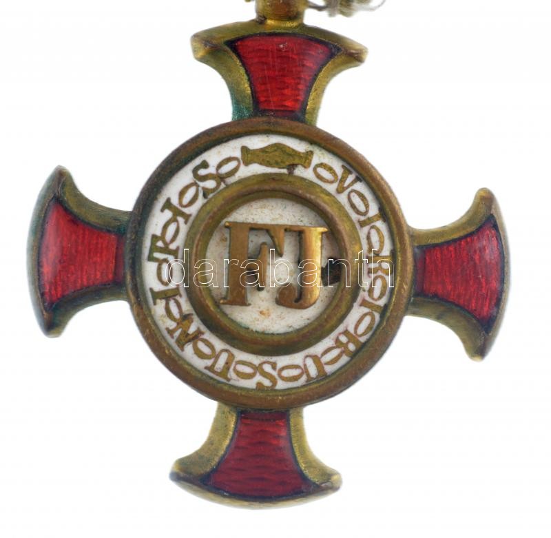 1869-1914. 'Arany Érdemkereszt' aranyozott, zománcozott bronz kitüntetés 'MAYERS SÖH - IN WIEN' gyártó jelzéssel és csillag beütéssel, eredeti szalagon, kardokkal T:2 zománchibák Hungary 1869-1914. 'Golden Merit Cross' gilt, enamelled - Image 3