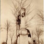 Komárom, Komárnó; katonatiszt emmlékmű előtt / K.u.k. military officer in front of a monument. photo
