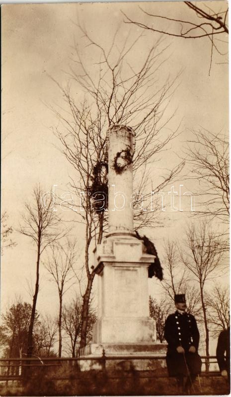 Komárom, Komárnó; katonatiszt emmlékmű előtt / K.u.k. military officer in front of a monument. photo