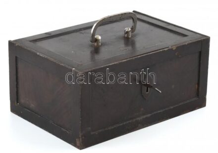 Régi pénztári kazetta / páncéldoboz, zománcozott fém, kulccsal, működő zárral, belül beütött sorszámmal. Korának megfelelő kopásokkal, rozsdafoltokkal, 26x18x12 cm