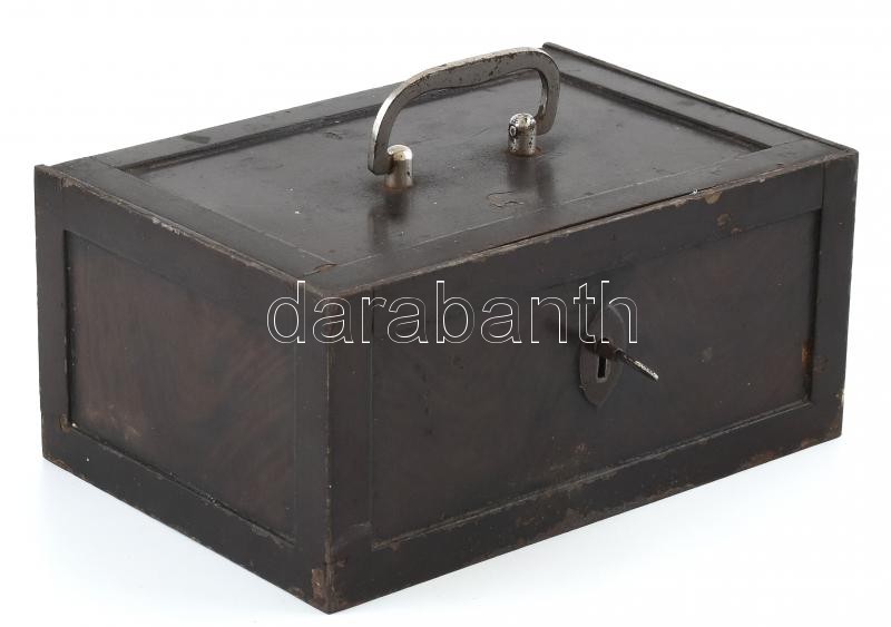 Régi pénztári kazetta / páncéldoboz, zománcozott fém, kulccsal, működő zárral, belül beütött sorszámmal. Korának megfelelő kopásokkal, rozsdafoltokkal, 26x18x12 cm