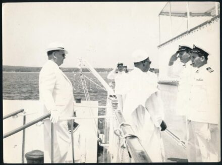 1967 Josip Broz Tito (1892-1980) jugoszláv államfő tengerészekkel és kameruni delegáció társaságában, 3 db hátoldalán feliratozott, nagyméretű fotó, 24x18 cm / Josip Broz Tito Yugoslav communist revolutionary and statesman with