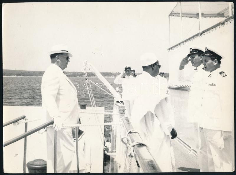 1967 Josip Broz Tito (1892-1980) jugoszláv államfő tengerészekkel és kameruni delegáció társaságában, 3 db hátoldalán feliratozott, nagyméretű fotó, 24x18 cm / Josip Broz Tito Yugoslav communist revolutionary and statesman with