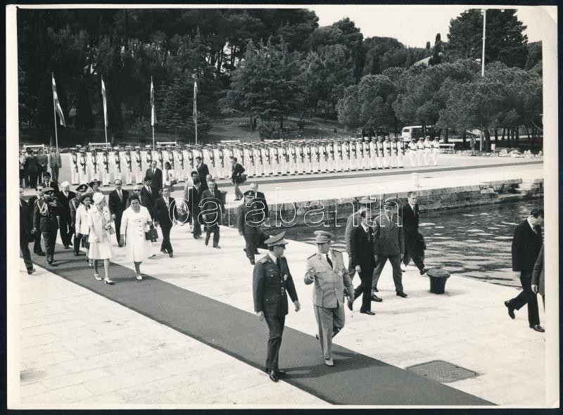 1967 Josip Broz Tito (1892-1980) jugoszláv államfő tengerészekkel és kameruni delegáció társaságában, 3 db hátoldalán feliratozott, nagyméretű fotó, 24x18 cm / Josip Broz Tito Yugoslav communist revolutionary and statesman with - Image 3