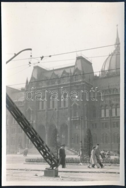 1956 Budapest, a harcok nyoma a Parlament előtt 1956. októberében, eredeti fotó, 12,5×8,5 cm