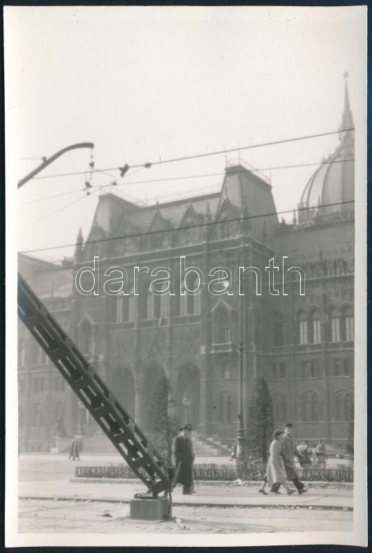 1956 Budapest, a harcok nyoma a Parlament előtt 1956. októberében, eredeti fotó, 12,5×8,5 cm