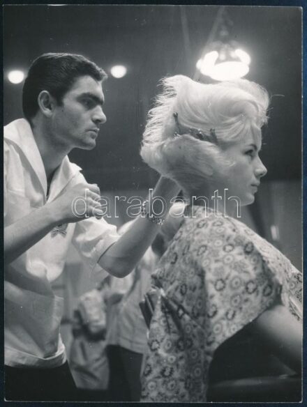 1962 Nemzetközi fodrászverseny Budapesten, készül a versenyfrizura, Tormai Andor fotója, 12×9 cm