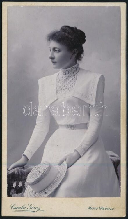 cca 1900 Antal Eliz, keményhátú fotó Csonka Géza marosvásárhelyi műterméből, hátoldalon a műterem képével, 15×8,5 cm