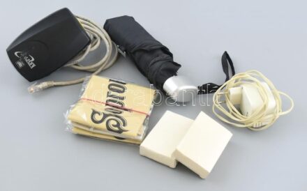 Vegyes bolha tétel: 2 db bontatlan fülhallgató, működő biciklilámpa, esernyő, adapter, UTP kábel, stb.