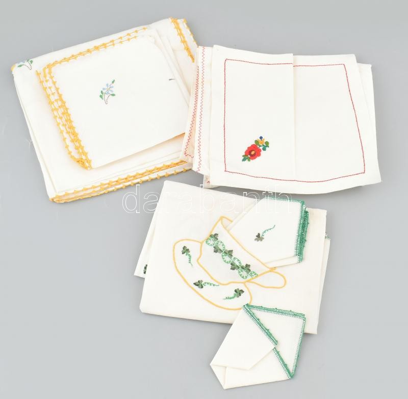 Hímzett terítőkészletek, 2 teljes (egy terítő + 4 szalvéta) és egy hiányos készlet