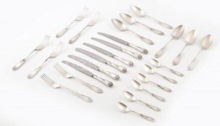 Díszes orosz / szovjet evőeszköz készlet, ezüstözött fém, hatszemélyes (kés, villa, leveses- és kiskanál). Jelzettek, kis kopásnyomokkal.