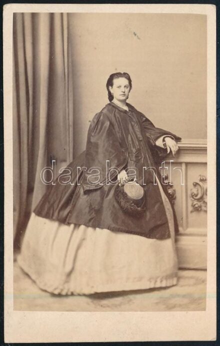 1863 Hölgy egész alakos portréja, keményhátú fotó Mayer György pesti műterméből, 10,5×6,5 cm