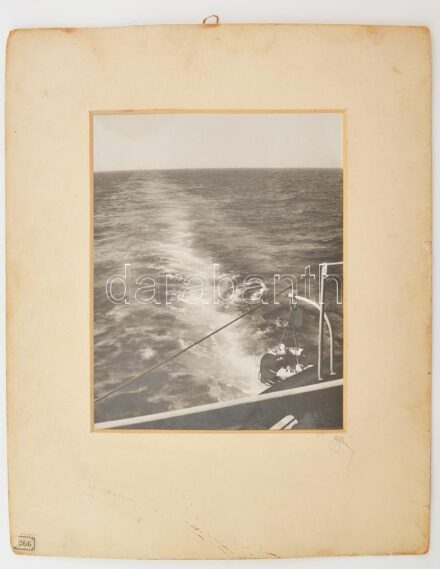 'Nyílt tengeren', vintage fotó, olvashatatlan jelzéssel, 1930 körül, régi aukciós címkével, hátoldalon feliratozott, paszpartuban, 29x23 cm