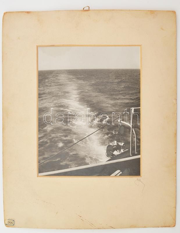 'Nyílt tengeren', vintage fotó, olvashatatlan jelzéssel, 1930 körül, régi aukciós címkével, hátoldalon feliratozott, paszpartuban, 29x23 cm