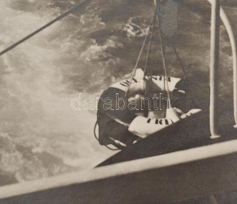 'Nyílt tengeren', vintage fotó, olvashatatlan jelzéssel, 1930 körül, régi aukciós címkével, hátoldalon feliratozott, paszpartuban, 29x23 cm - Image 2