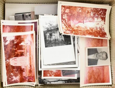 Egy kisebb doboznyi vegyes régi és modern fotó